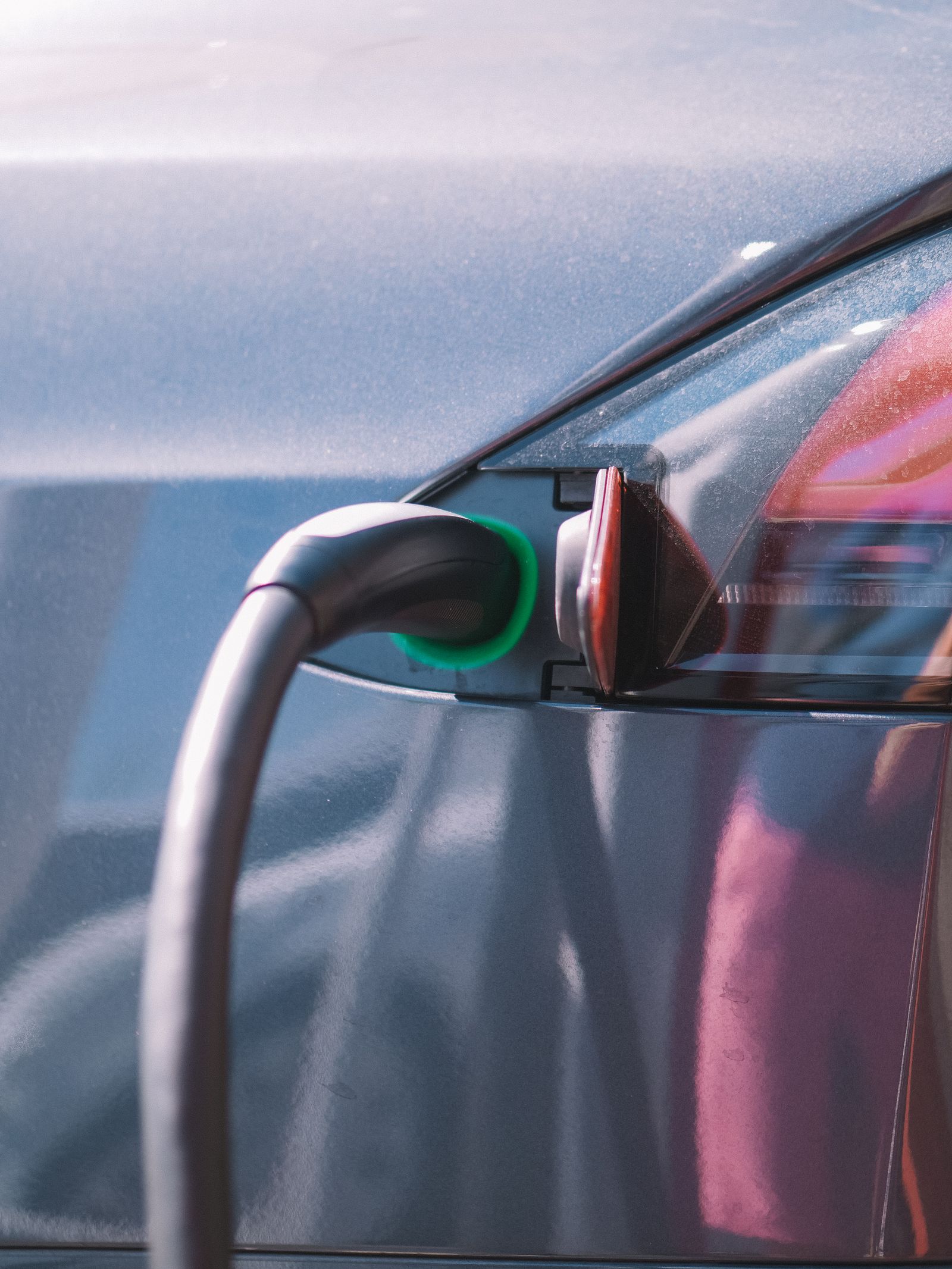 Cable de carga enchufado a un auto eléctrico