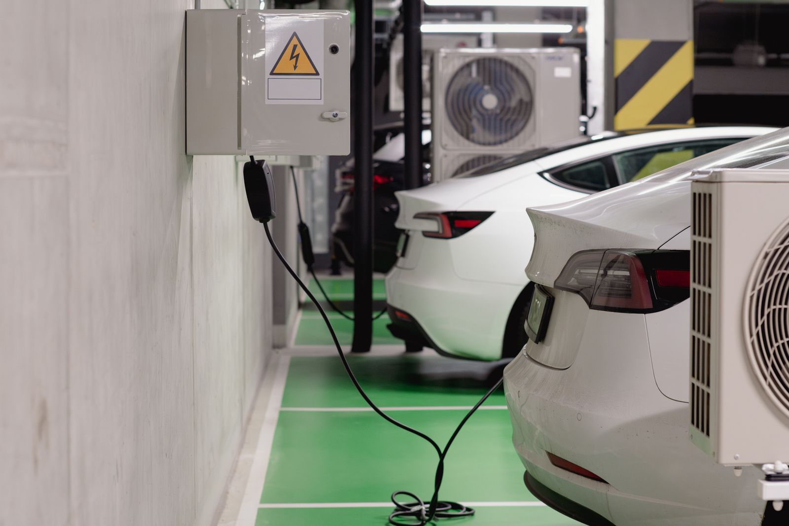 Autos eléctricos cargando en el estacionamiento subterráneo de un edificio
