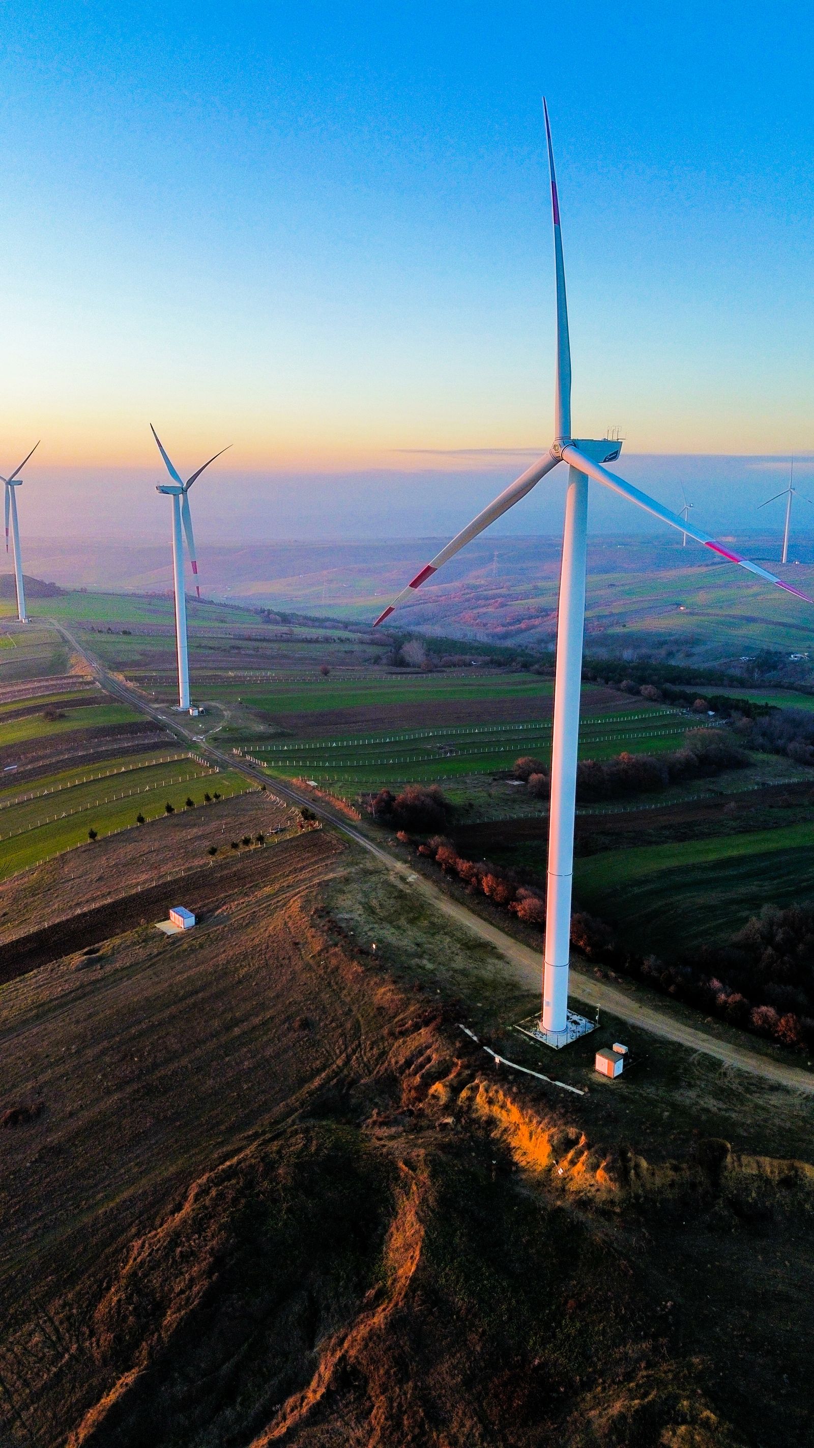Molinos de viento generando energía renovable en un paisaje verde