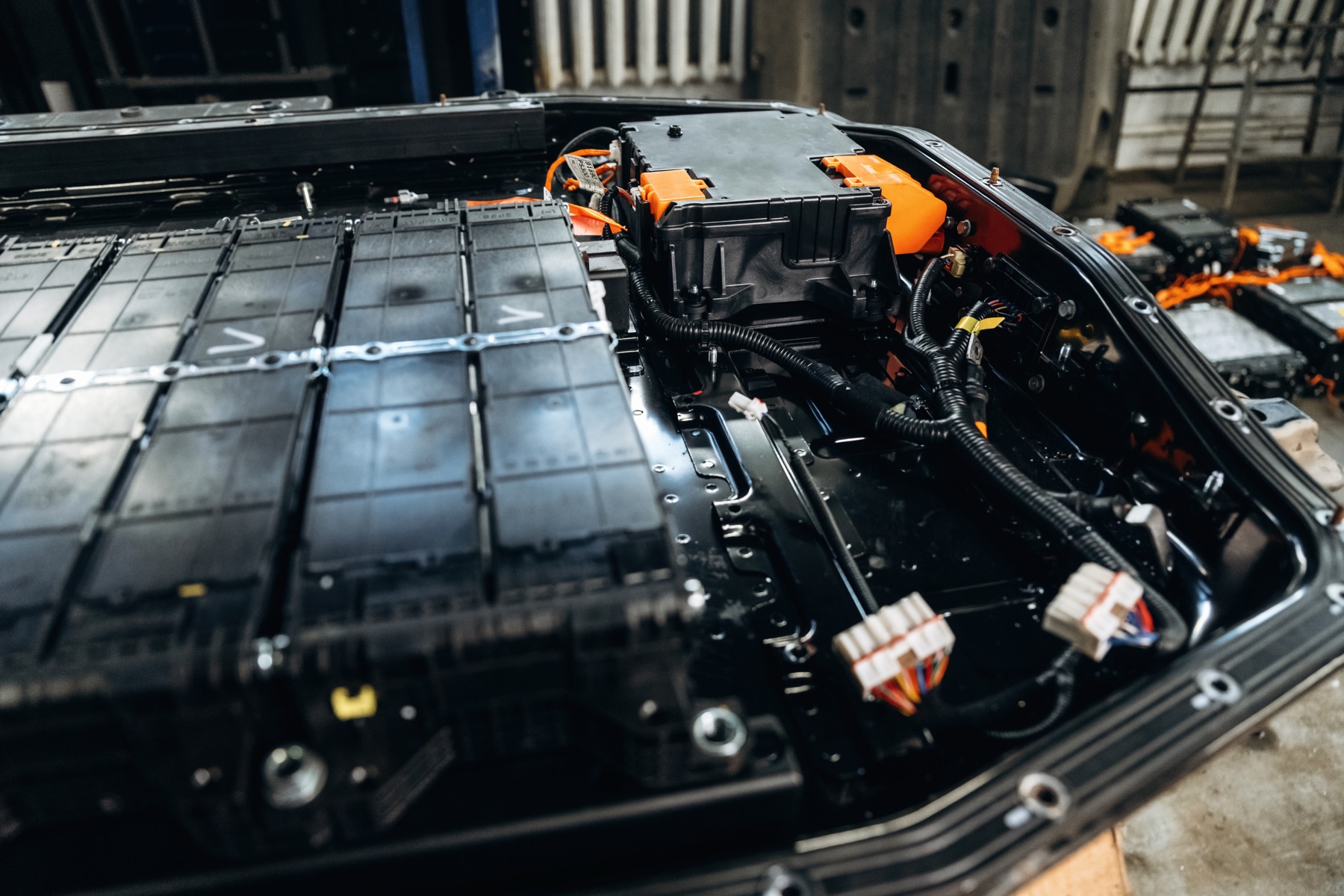 Pack de baterías de un auto eléctrico abierto, con sus módulos y el cableado de alta tensión